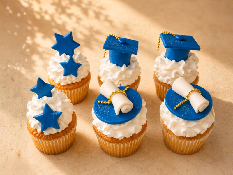Cupcakes de grados decorados con birretes y diplomas, elaborados por Pastelería Dulcita en Bogotá
