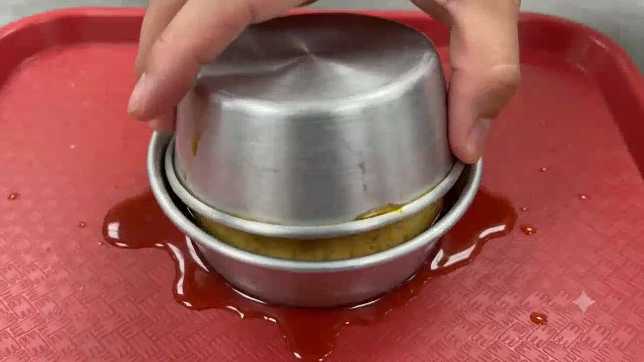 Elaboración artesanal del flan de caramelo en Pastelería Dulcita