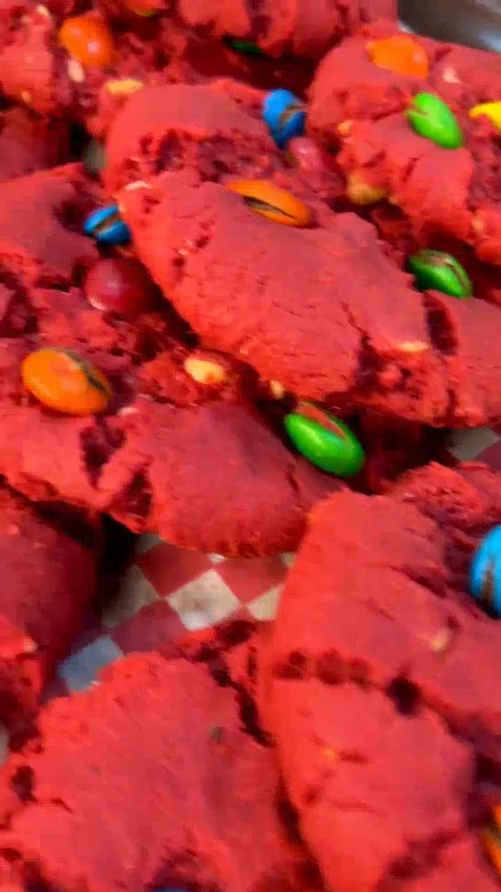Galletas de red velvet con M&M recién horneadas en Pastelería Dulcita