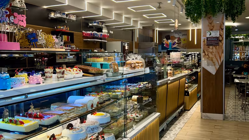Fachada Dulcita Calle 72 - entrada principal de pastelería en Engativá