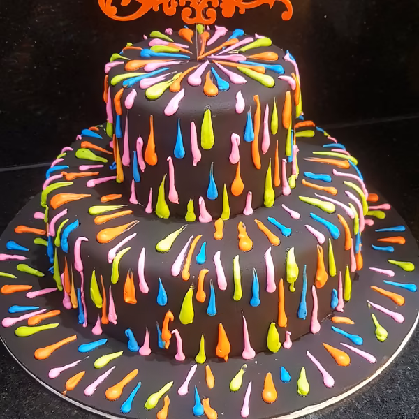 Torta de quinceañera de dos pisos con drip de colores en Bogotá — Pastelería Dulcita