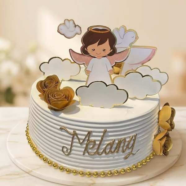Torta de bautizo blanca con ángel y flores doradas, personalizada con el nombre del bebé — Pastelería Dulcita