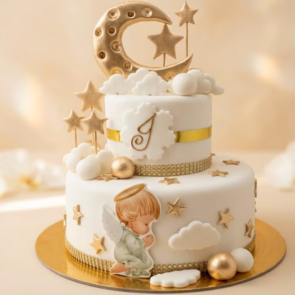 Torta de bautizo con ángel, luna y estrellas doradas, elaborada por Pastelería Dulcita en Bogotá
