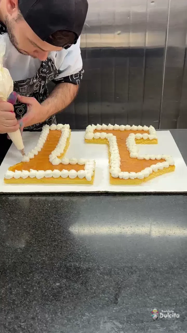 Decoración de una torta personalizada en Pastelería Dulcita Bogotá