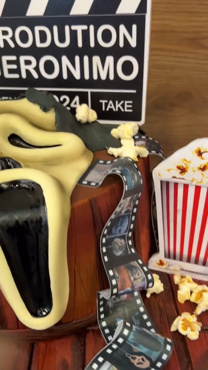 Torta personalizada con diseño temático de cine y terror, con claqueta, rollo de película y palomitas — Pastelería Dulcita