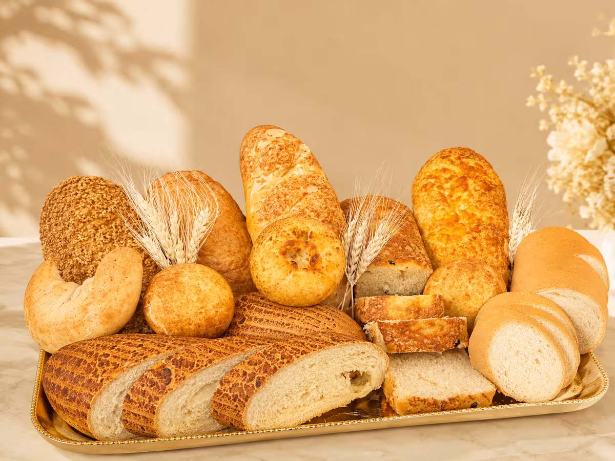 Vitrina de panadería recién horneada en Pastelería Dulcita, Bogotá